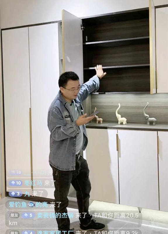当下80后、90后的年轻消费群体逐渐成为主流消费人群，如何为年轻一代带来更好地服务体验，已经成为大家共同探索的发展方向之一。湖南斯贝尼全屋定制工厂在新消费浪潮的推动下，步入直播赛道，通过在线引流，加强产品价值输出，从而锁定前置消费人群。