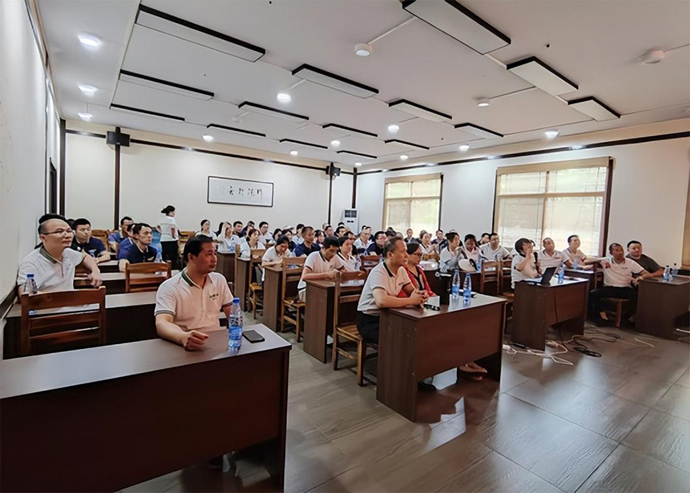 近日，湖南斯贝尼智能家居户外团建暨月度总结会议在稻作源民俗文化村举行，公司全员参加。