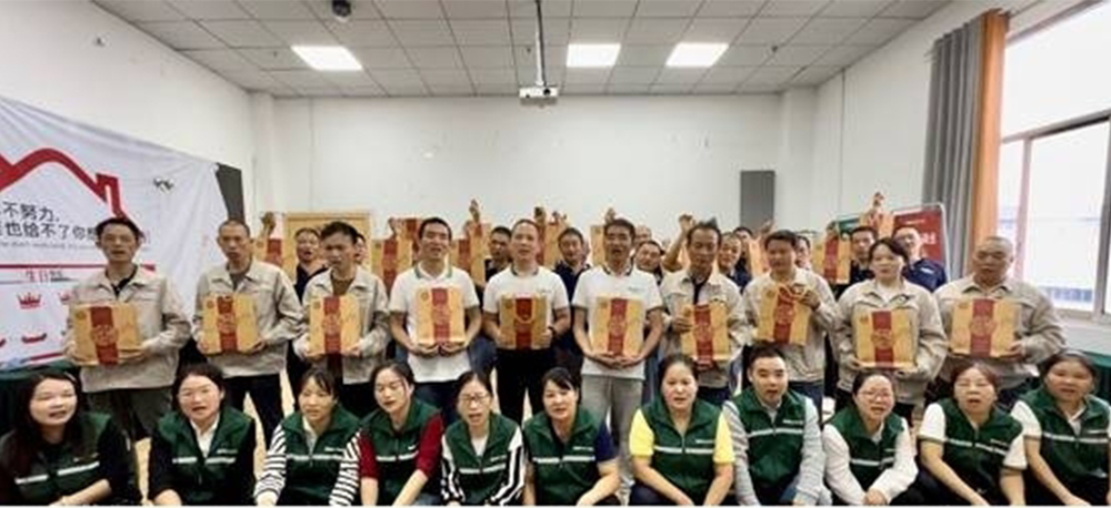 海上生明月，天涯共此时。9月26日，湖南斯贝尼智能家居精心准备中秋节月饼发放给全体员工，送上浓浓的关心和满满的祝福。